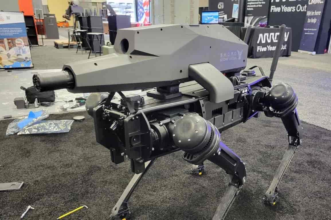 Cão robô equipado com uma arma é apresentado em uma exposição militar - 