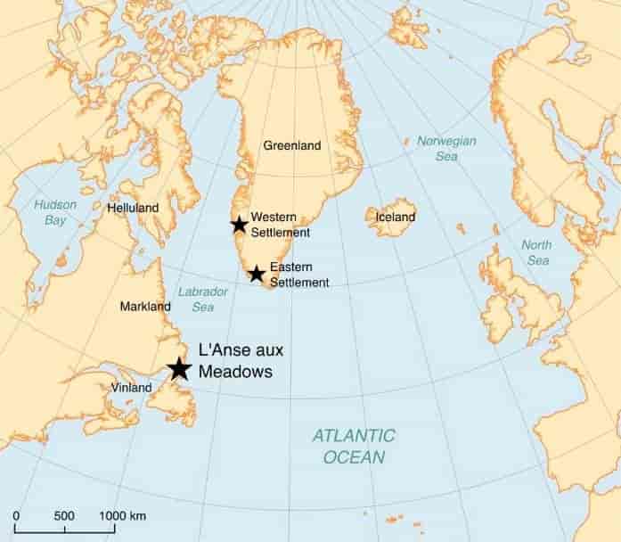 Principais assentamentos dos nórdicos na Groenlândia, de onde eles saíram,  e  na Vinland (hoje Terra Nova, Canada). onde eles chegaram. 