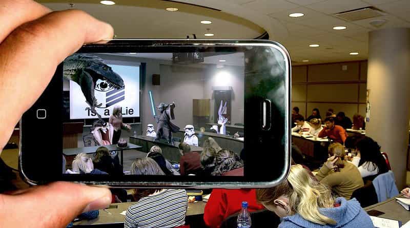 Exemplo de realidade aumentada utilizando um celular. 