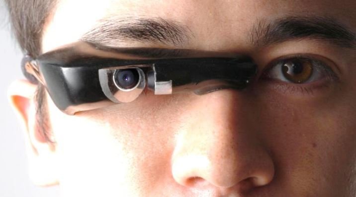 EyeTap, um smart glasses equipado com uma câmera. 