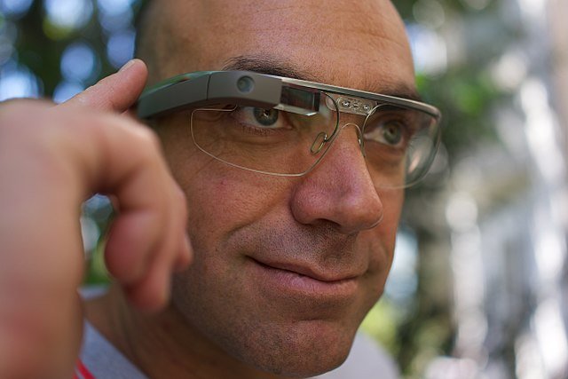 Google Glass um smart glasses que utiliza a tecnologia optical head-mounted display. 