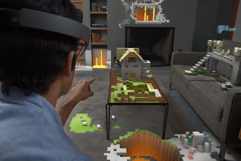  Um usuário jogando Minecraft em sua sala com o HoloLens, da Microsoft. 