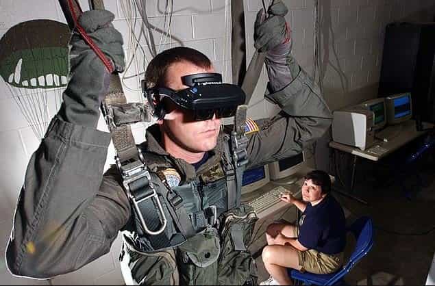 Simulação de salto de para-quedas com  óculos de realidade virtual. 