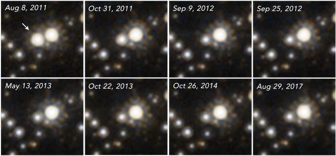 Microlente gravitacional aumentando o brilho da estrela em 2011 (seta). 