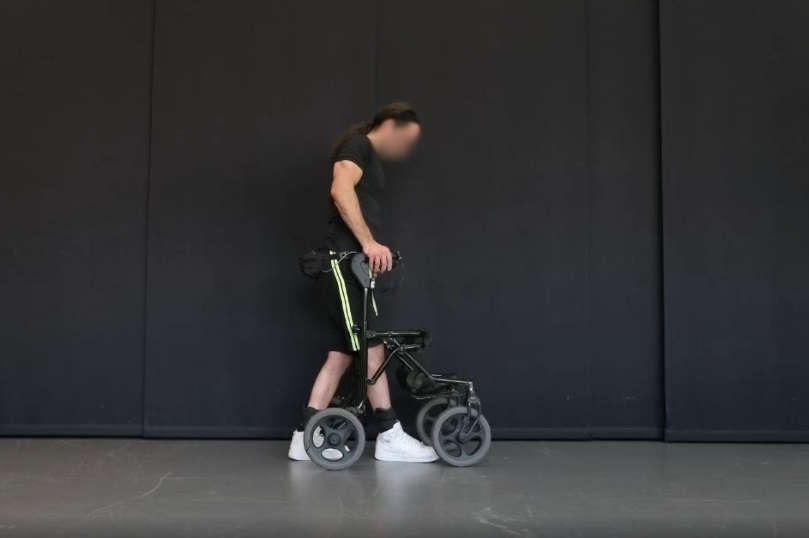 Implante de coluna, pela primeira vez, permite que paraplégicos voltem a andar - 