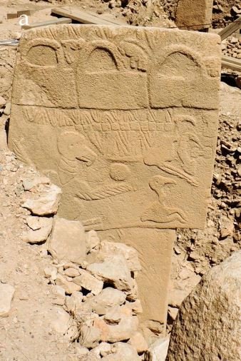 Um dos pilares das ruínas de Göbekli Tepe na Turquia interpretados recentemente, que faz referência a "muitos objetos de fogo caindo do céu" há 12.950 anos.