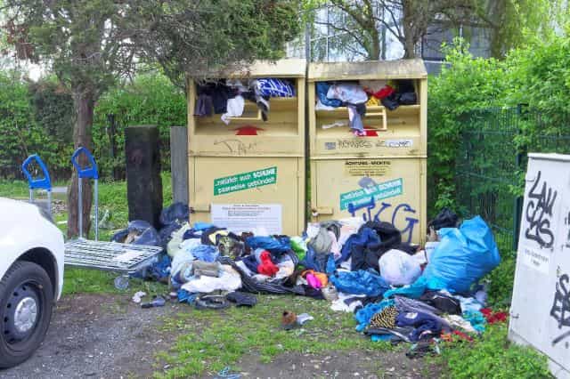 Caçamba para coleta seletiva de roupas descartadas na Alemanha. 