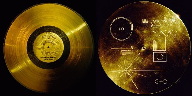 A esquerda, um modelo do disco de outro que está nas sondas Voyager 1 e 2. A direita, capa do disco.