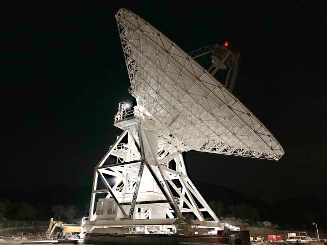 Gigantesca antena de 70 m de diâmetro do sistema Deep Space Network.