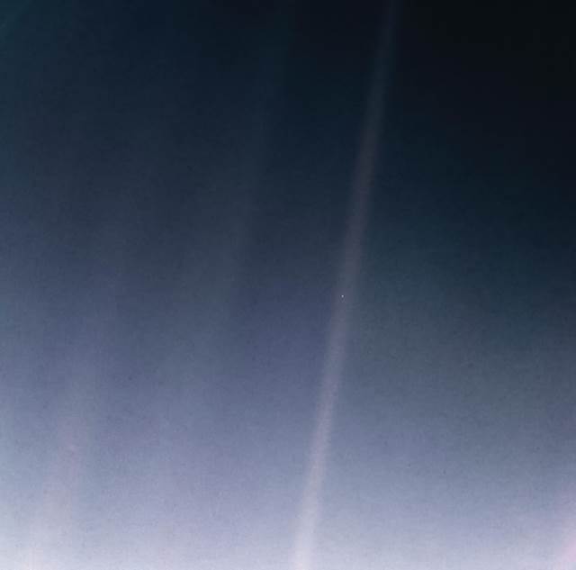 Última imagem da Terra, antes da Voyager 1 desligar suas câmeras. Segundo  Carl Sagan  “um ponto azul pálido”.