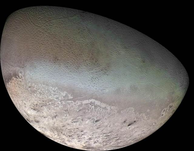 Triton (ou Tritão) capturada pela sonda Voyager 2.