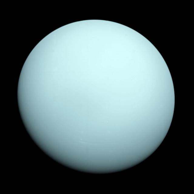 Imagem real de Urano, capturada pela sonda Voyager 2.