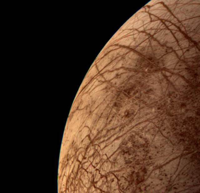 Maior aproximação da Voyager 2 a lua de Júpiter Europa.