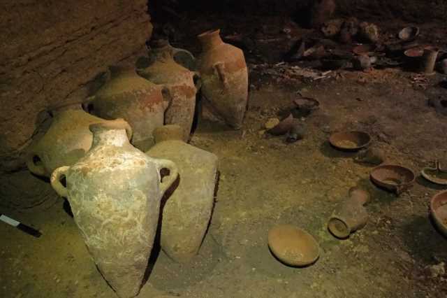 Primeira visão dos arqueólogos da IAA do chão da caverna funerária. 