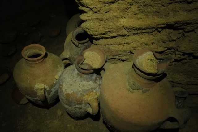 Cerâmicas e vasilhames organizadoso na  caverna funerária. 