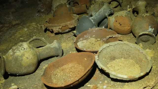 Cerâmicas reviradas recentemente. Parte dos vasilhames foi saqueada logo após a descoberta da caverna funerária.  