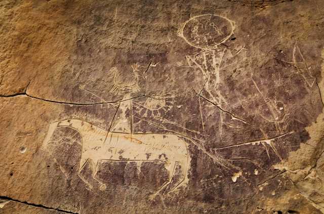Pintura rupestre do século 17 de um nativo americano montando um cavalo. 