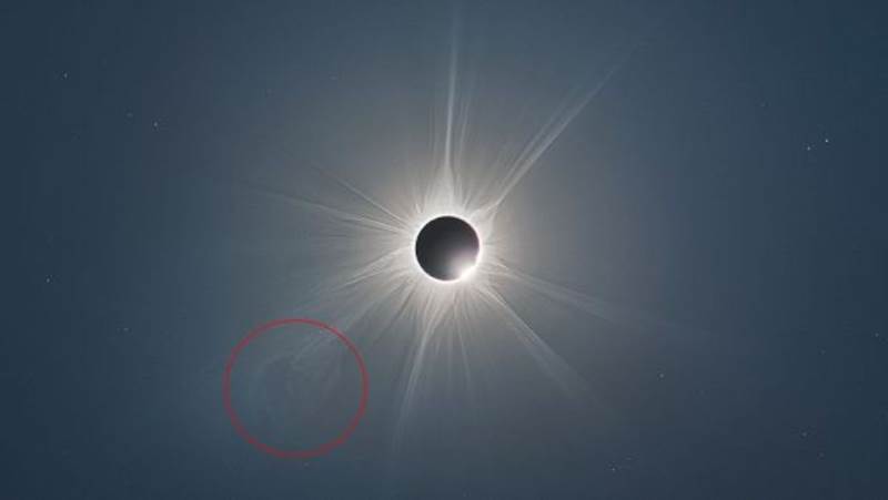 Fotógrafos registram uma inesperada ejeção de massa coronal durante um eclipse - eclipse híbrido