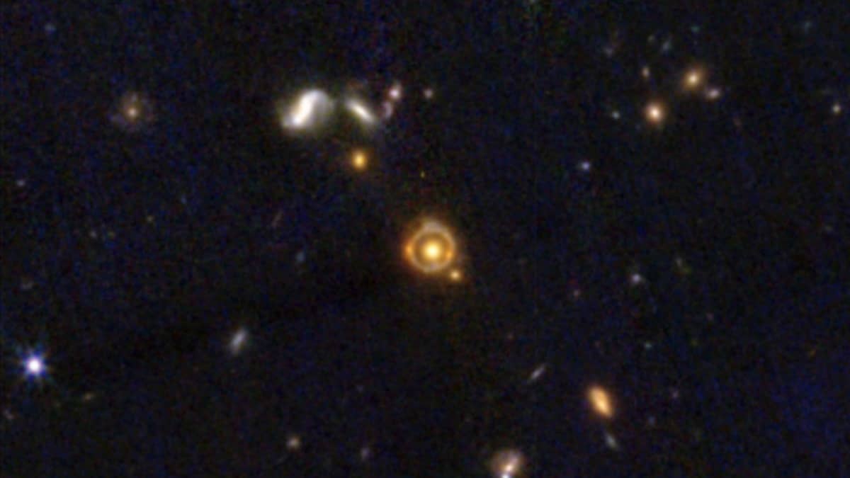 Anel de Einstein revela objeto mais distante já visto por lentes gravitacionais - 