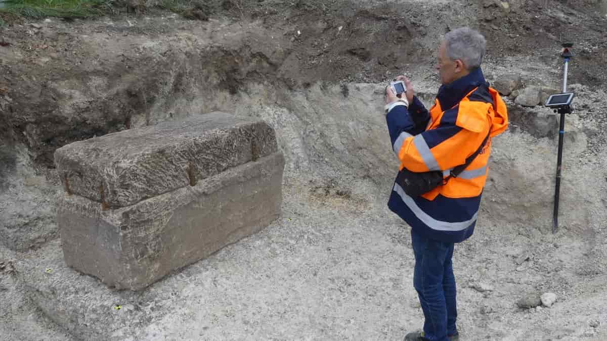 Sarcófago de 1.800 anos na França mantinha mulher com “status especial” - 