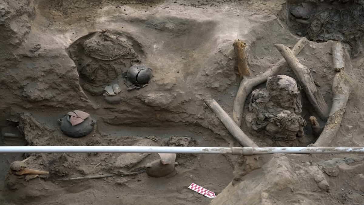 8 múmias e artefatos pré-incas descobertos no subsolo das ruas de Lima, Peru - 