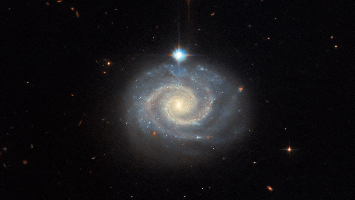 Hubble desafia física quântica ao capturar luz “proibida” em galáxia remota - 