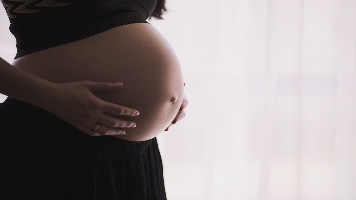 Mulher grávida por rawpixel.com