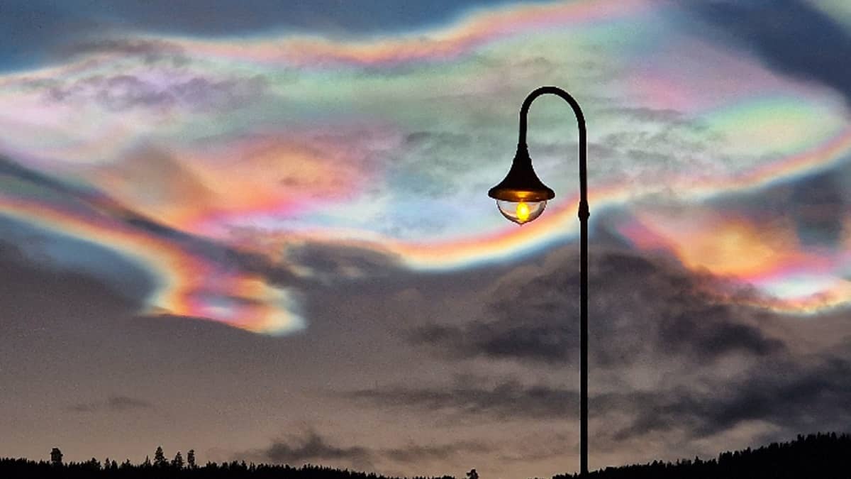“Nuvens arco-íris” raras iluminam os céus do Ártico por 3 dias consecutivos - 